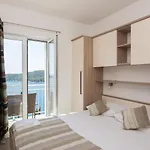Ari دوبروفينك
